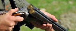 Cacciatore si ferisce da solo sparandosi su un piede, denunciato