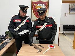 Con le armi nascoste in auto. Denunciato un 23enne