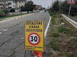 Troppe buche in periferia, ad Ardea scatta la colletta: le chiuderanno i cittadini
