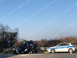 Incidente sulla Cisterna-Latina, auto si ribalta dopo lo scontro