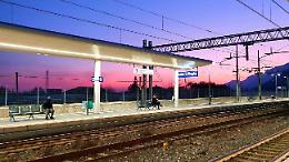 Tramonto mozzafiato alla stazione. L'attesa sembra un quadro