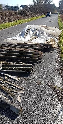 Lastre di eternit abbandonate in mezzo alla strada a Latina
