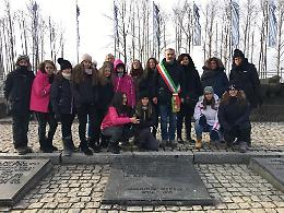 Cori alle celebrazioni per la liberazione del campo di sterminio di Auschwitz