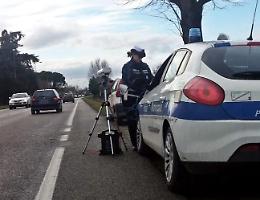 Lo fermano con l'auto sequestrata e lui si spaccia per il fratello, denunciato