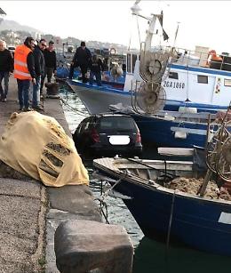 Dimentica il freno a mano, l'auto finisce in mare