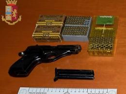 Furti in appartamento, ricettazione e possesso di armi in casa: arrestata