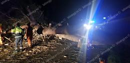 Vento forte, i vigili del fuoco chiudono una strada