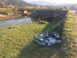 Ancora rifiuti lungo l'argine del fiume, ma ora arrivano i provvedimenti