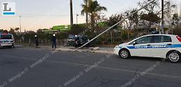 Paura in strada: perde il controllo dell'auto e si schianta contro un palo