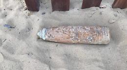 Il mare porta a riva uno strano oggetto: sembra una bomba, ma invece &egrave;...