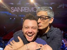 Sanremo 2020, l'abbraccio tra Tiziano Ferro e Fiorello: pace fatta