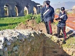 Durante gli scavi riemergono due tombe di epoca romana: l'incredibile scoperta