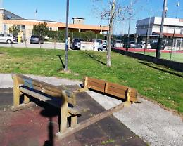Vandali nel parco del quartiere Primo, danni a panchine e tavoli