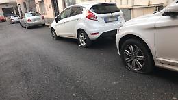 Assurdo in centro: passano con un coltello e bucano le gomme delle auto