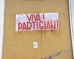 Foibe, dopo la cerimonia spunta lo striscione «Viva i Partigiani»