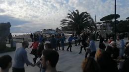Balli sul lungomare a ritmo di swing: la sorpresa durante la passeggiata