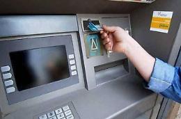 Rubano il portafogli e prendono il pin per prelevare: in tre a processo