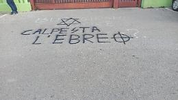 Sempre peggio: scritte antisemite e svastica anche davanti a un'altra scuola