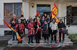 Bidelle incatenate per l'assunzione. La protesta