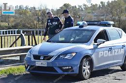 Carica in auto un uomo ferito, la polizia arriva e trova una pozza di sangue