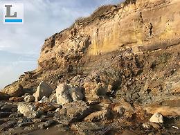 La falesia è tornata a crollare: è emergenza sulla costa
