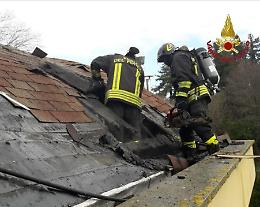 Incendio nel sottotetto di una casa, intervengono i vigili del fuoco