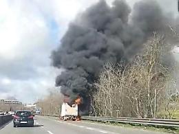 Camion in fiamme sulla Pontina, paura e disagi per il traffico