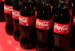 Frammenti di vetro nella Coca Cola, cinque lotti ritirati dal mercato