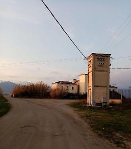 Pneumatici abbandonati illegalmente a pochi passi dal lago: la denuncia