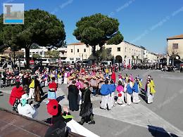 Al via il Carnevale della città, centinaia di bambini mascherati in centro