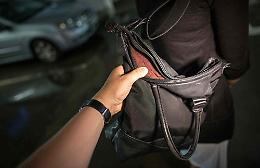 Le rubano la borsa, ma lei insegue il ladro e se la riprende