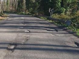 Strada massacrata dalle buche: la provinciale è impercorribile