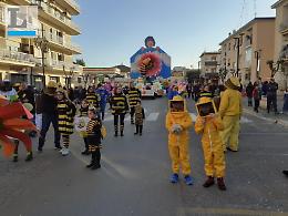Il Carnevale Apriliano entra nel vivo, per le vie del centro sfilano i carri