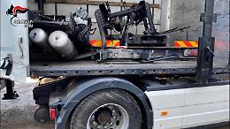 Stavano smontando e tagliando pezzi di veicoli rubati: ora sono in carcere