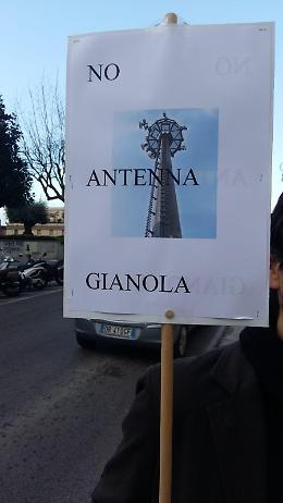 «Quell'antenna non la vogliamo», decine di residenti sul piede di guerra