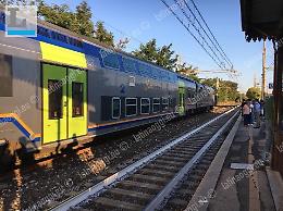 Viaggia in treno agganciandosi al maniglione dell'ultimo vagone: denunciato