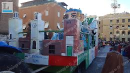 I carri di Carnevale sfilano tra le vie del centro: la festa della città