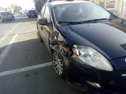 Incidente fra un'auto e una Gazzella dei carabinieri: in tre restano feriti