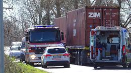 Incidente Auto schiacciata tra due tir. Salvo per miracolo il conducente