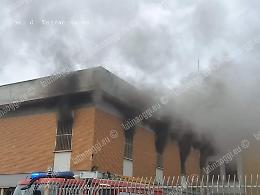 Fiamme in un edificio, paura ma nessun ferito
