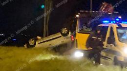 Auto si ribalta in via delle Industrie: il conducente non si trova
