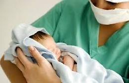 L'ostetrica torna al consultorio. E diventa l'emblema dell'assistenza perduta