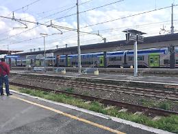 Investito sui binari da un treno in transito, linea ferroviaria sospesa