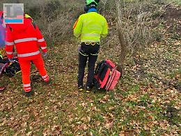 Va a cercare asparagi e cade nella scarpata. Anziano ferito, soccorsi difficili