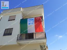 Coronavirus, un tricolore dal balcone come messaggio di speranza