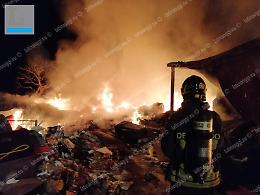 Brucia il campo nomadi: intervento impegnativo per i vigili del fuoco