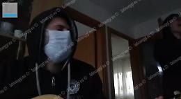 Chitarra, voce e mascherina: il remake di "Primavera" ai tempi del Coronavirus