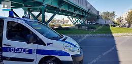 Donna reagisce al controllo della Polizia Locale tossendo in faccia a un agente