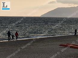 Coronavirus, restrizioni? Qualcuno passeggia sulla spiaggia