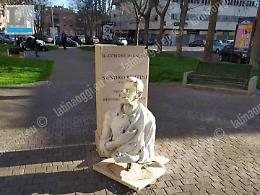 Nessun vandalo: la statua di Pertini rotta accidentalmente durante la pulizia